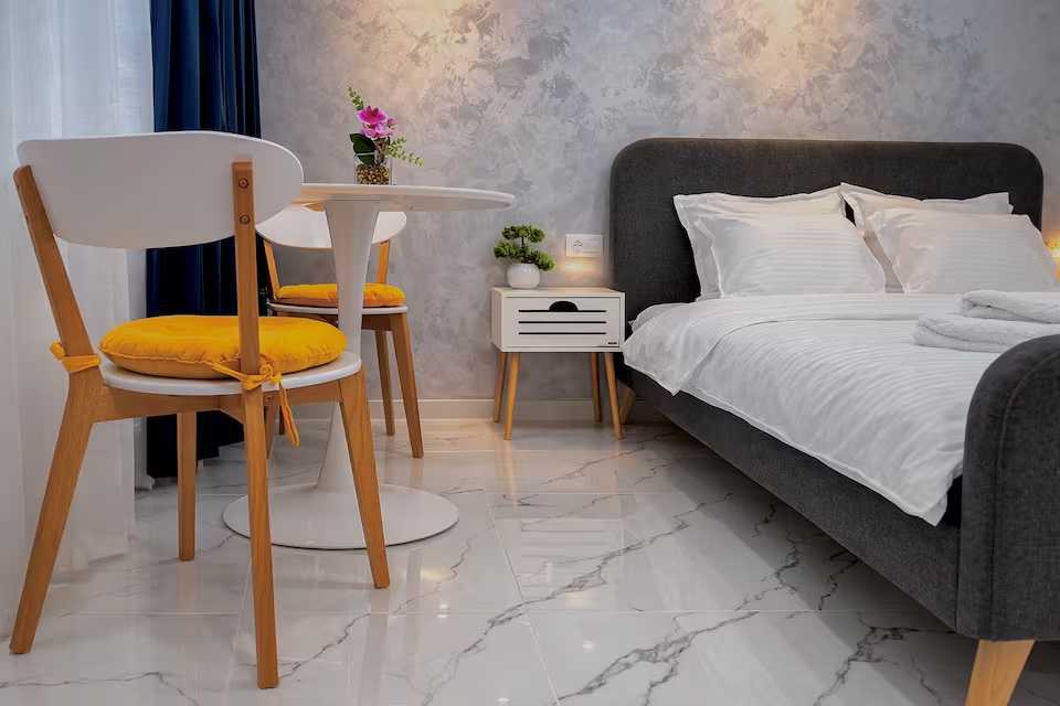 A room with a bed, a table and a chair — studio in Pitesti
