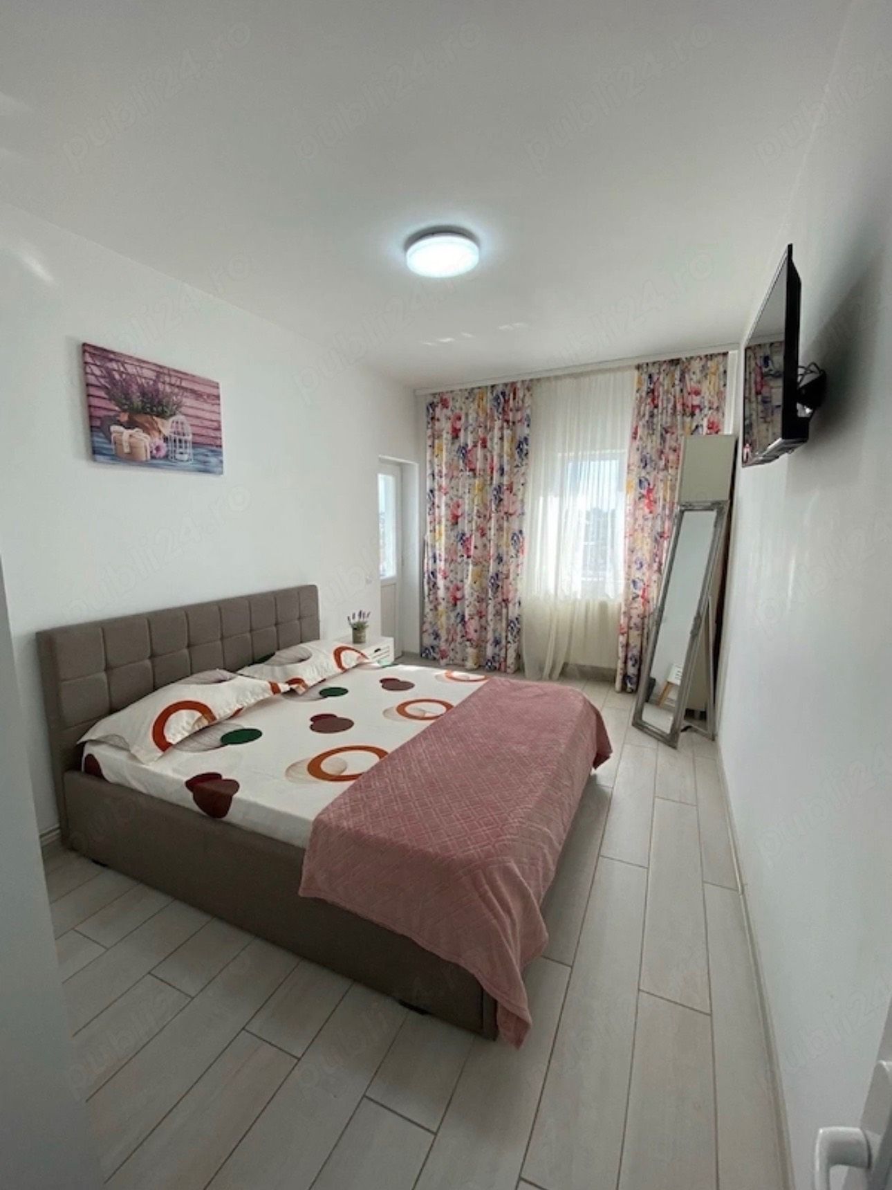 A bedroom with a bed and a window — studio in Pitești