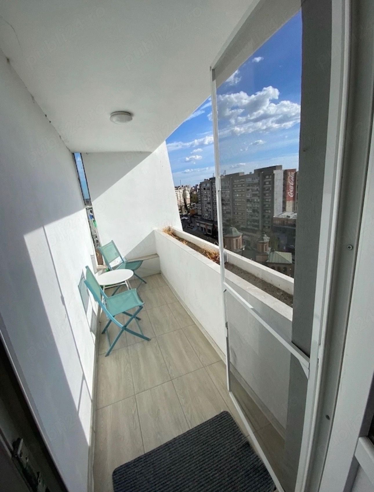 A small room with a chair and a window — studio in Pitești