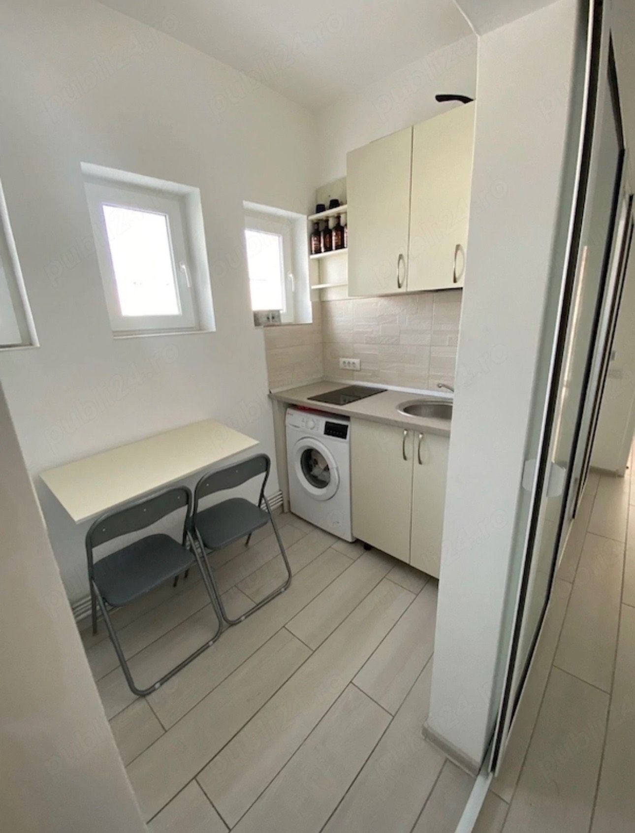 A small kitchen with washing machine and dryer — studio in Pitești