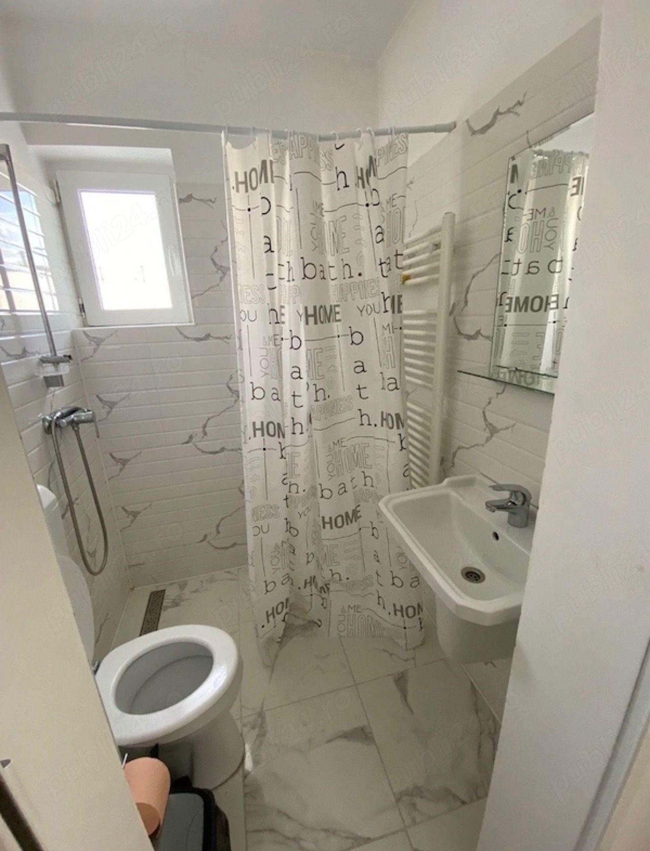 A small bathroom with a toilet and a sink — studio in Pitești