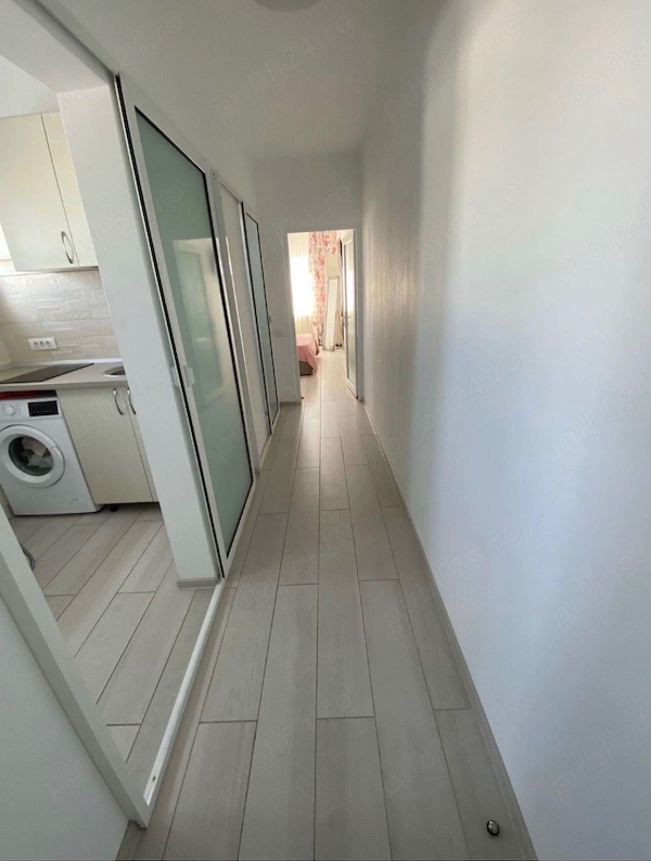 A small, clean and empty room with a window — studio in Pitești