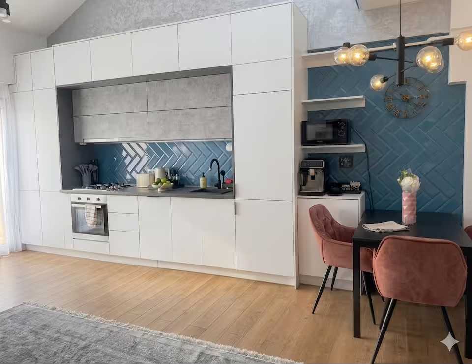 A kitchen with table and chairs — apartment in Oradea