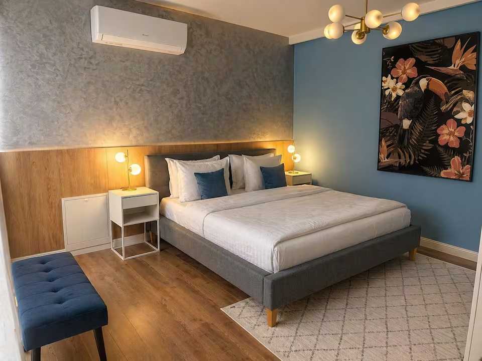 Room with bed and window. — apartment in Oradea