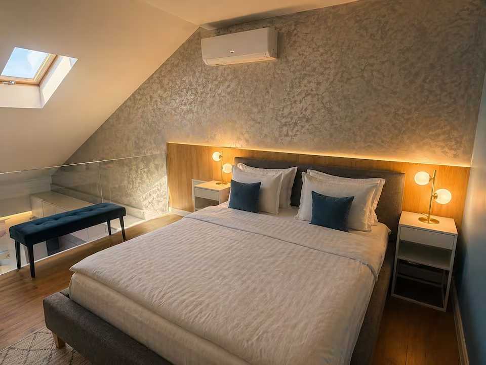 Room with bed and window. — apartment in Oradea