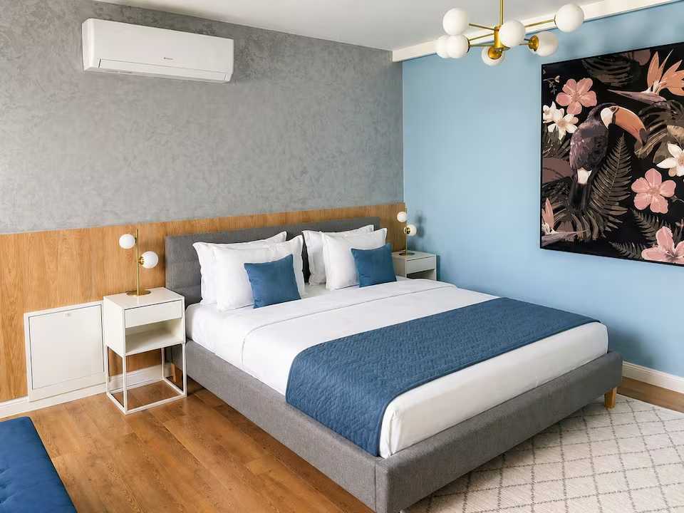 Room with bed and window. — apartment in Oradea