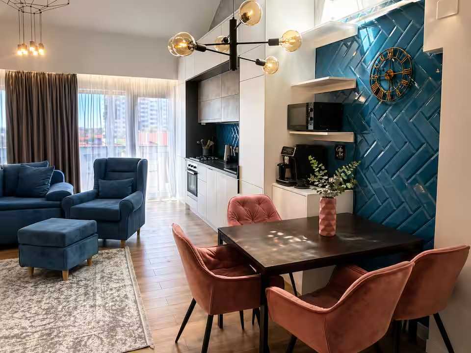 A living room with table, chairs and a window — apartment in Oradea