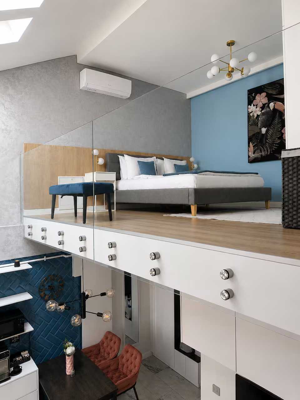 A room with a bed, a chair and a window — apartment in Oradea