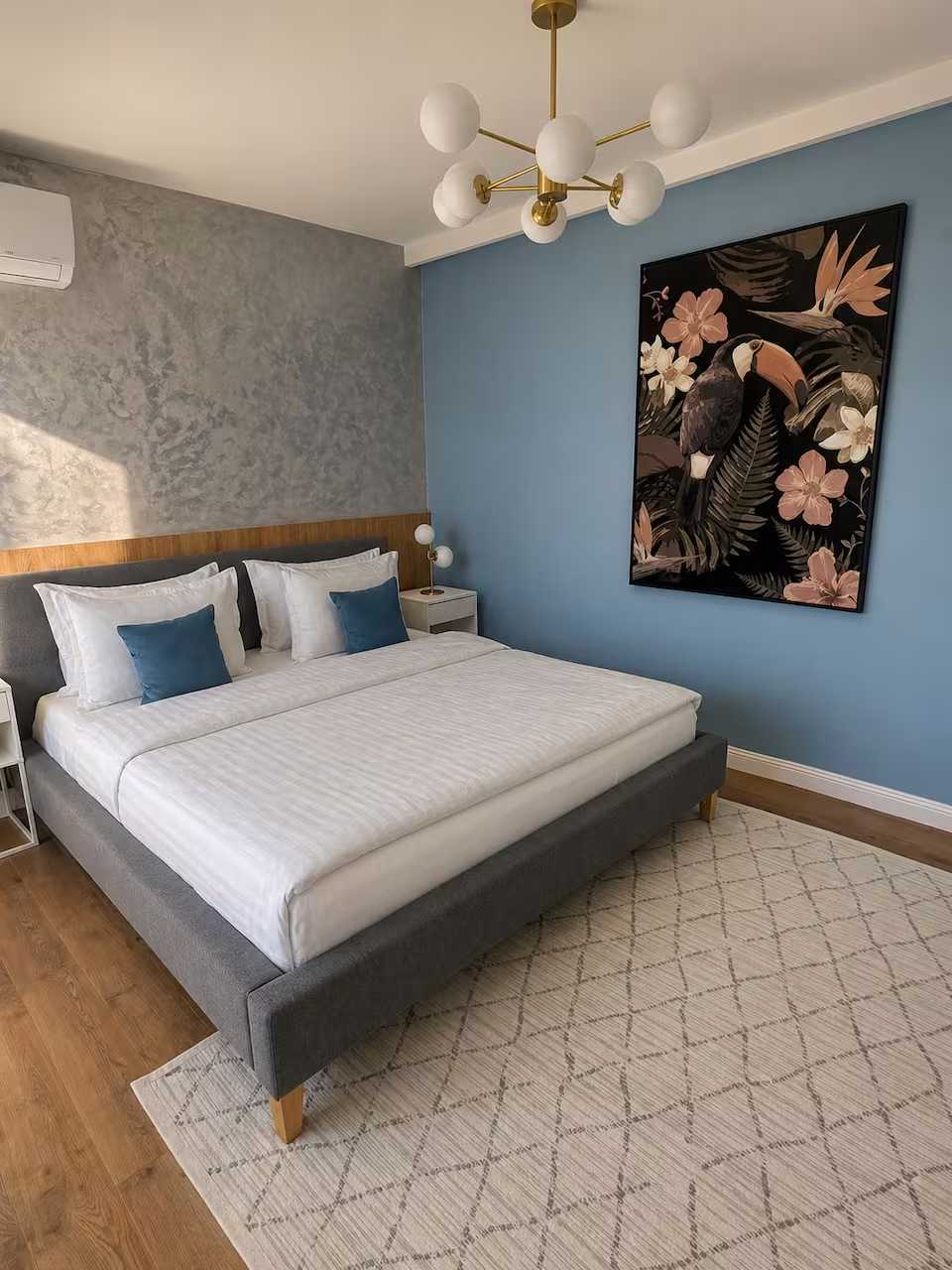 Room with bed and window. — apartment in Oradea