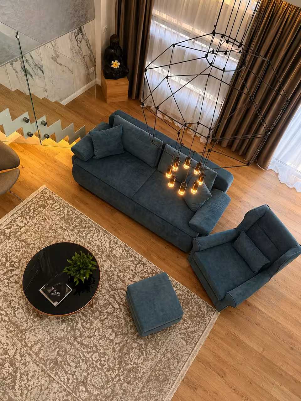 A living room with a blue sofa and a table — apartment in Oradea