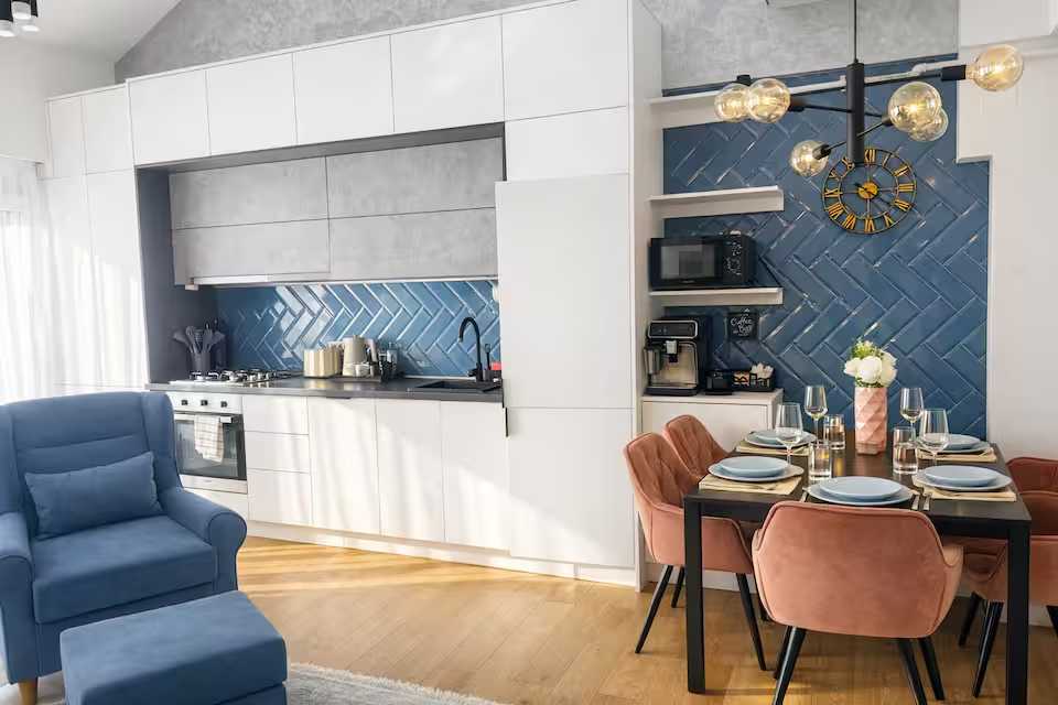 A kitchen with table and chairs — apartment in Oradea