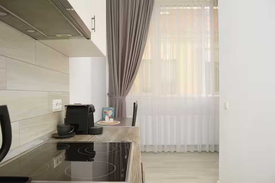 A kitchen with a oven and a window — studio in Oradea