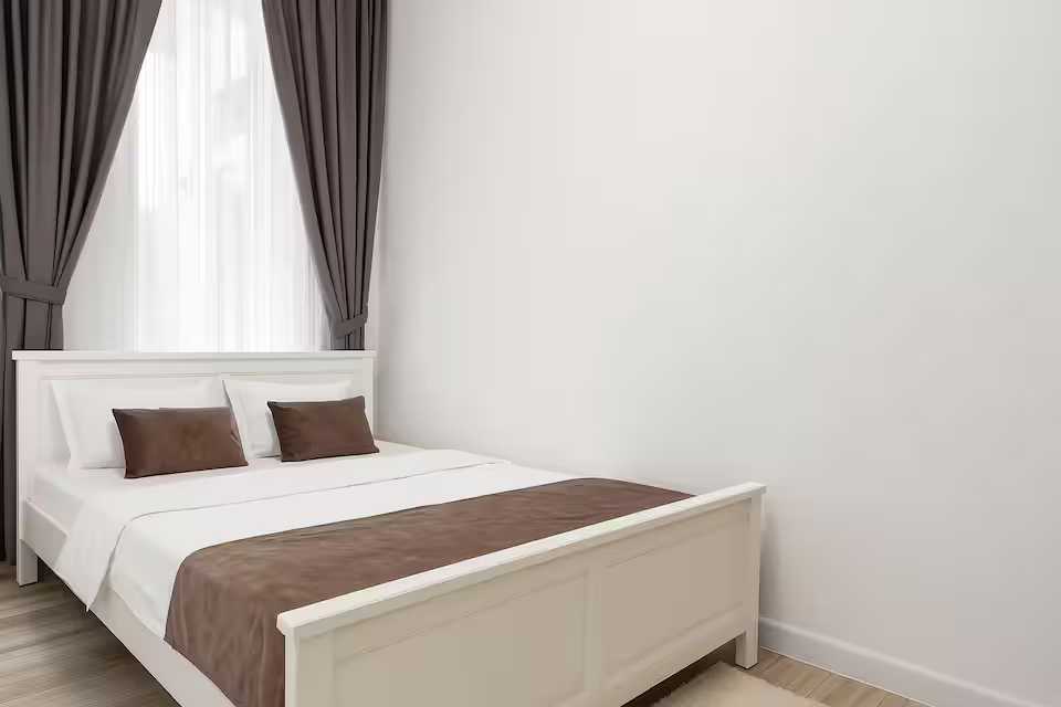 A room with a white bed and a window — studio in Oradea