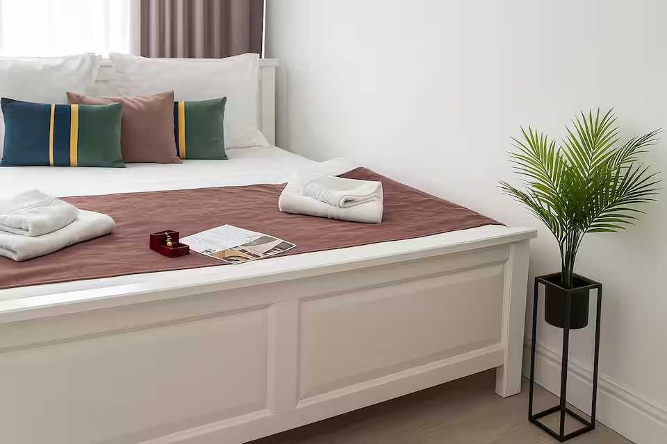 Room with bed and window. — studio in Oradea