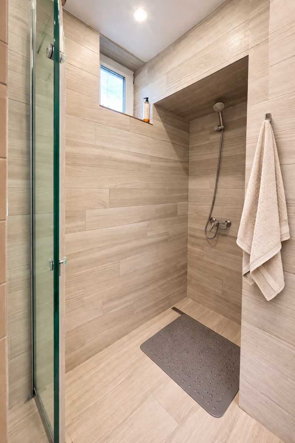Bathroom with shower and window — studio in Oradea