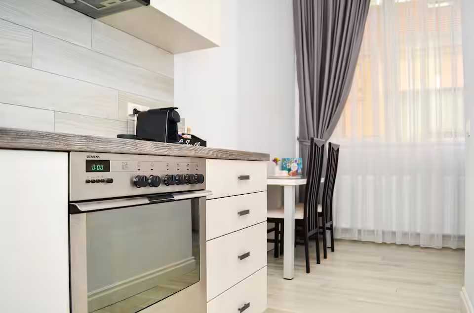 A kitchen with a oven and a table — studio in Oradea