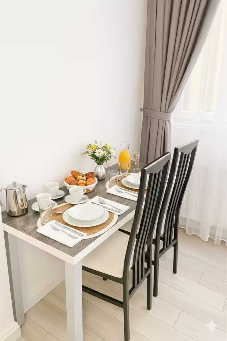 A dining room with table, chairs and a window — studio in Oradea