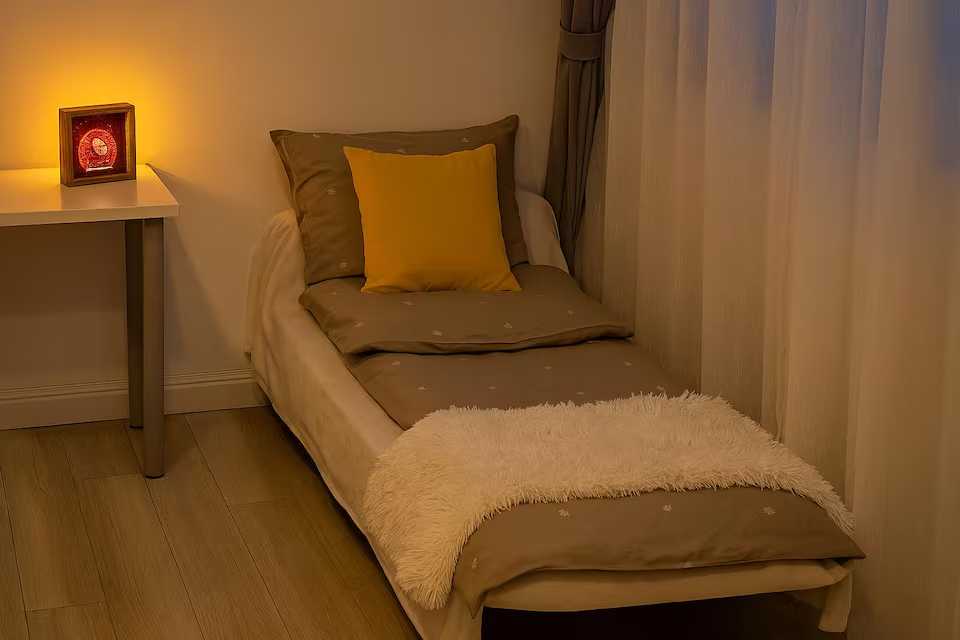 Room with bed and window. — studio in Oradea