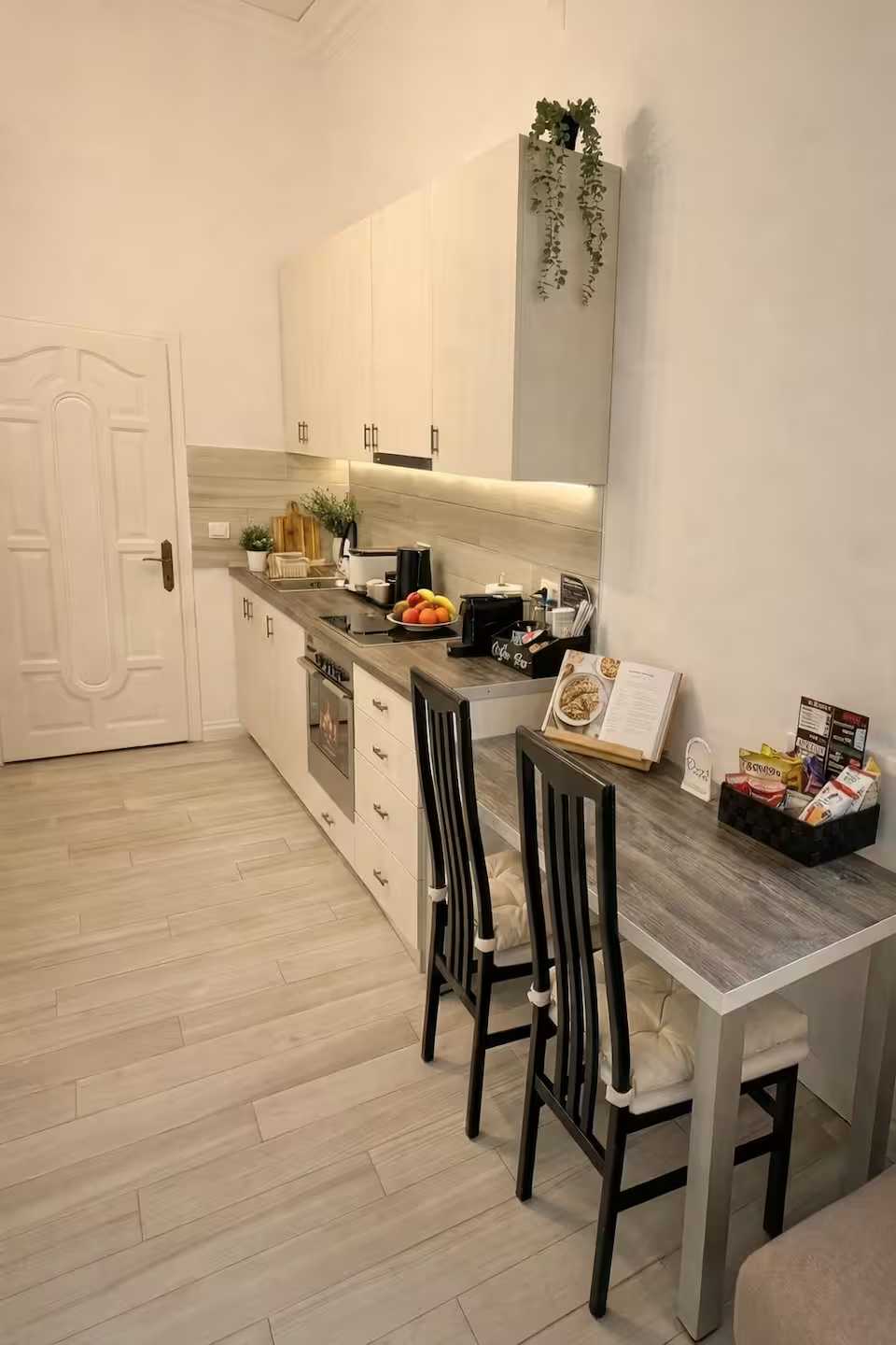 A white kitchen with table and chairs — studio in Oradea