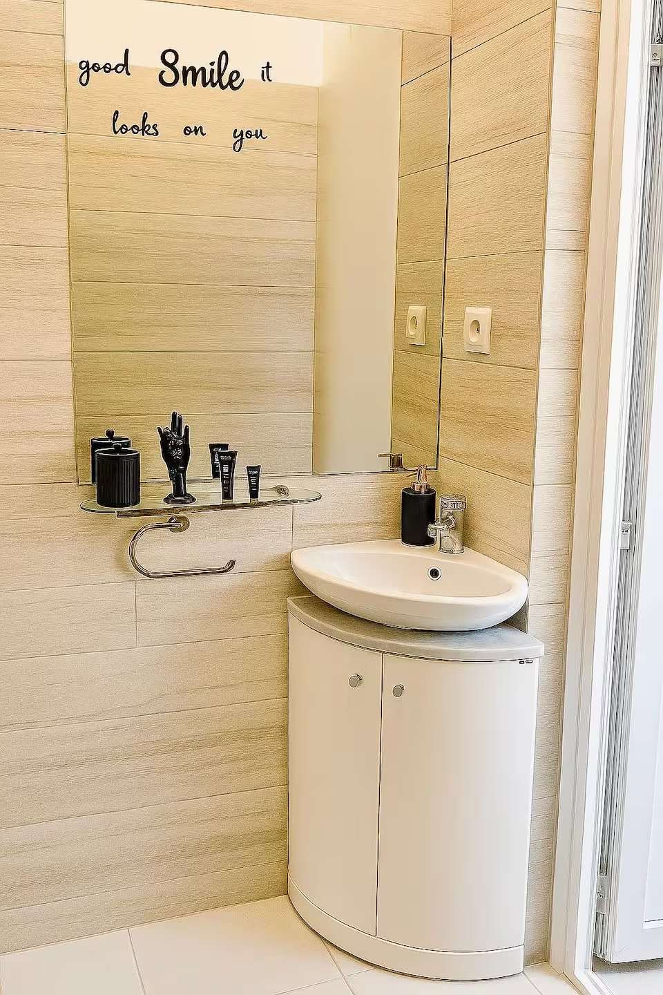 A bathroom with a mirror — studio in Oradea