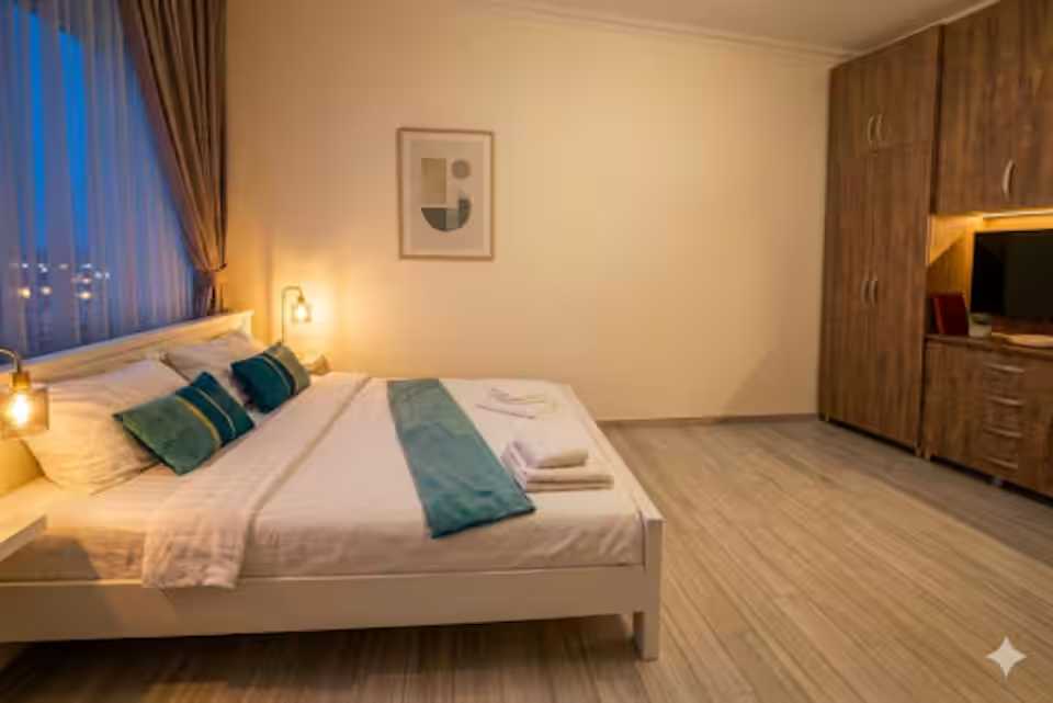A room with a bed and a picture on the wall — studio in Oradea