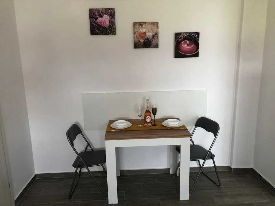 A small, simple room with table and chairs — studio in Brașov