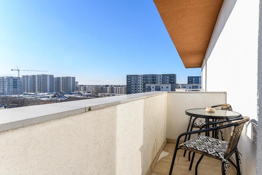 A view of a balcony with chairs and a table — apartment in Brașov