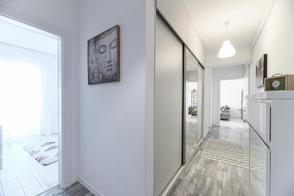 A room with a mirror and a picture on the wall — apartment in Brașov