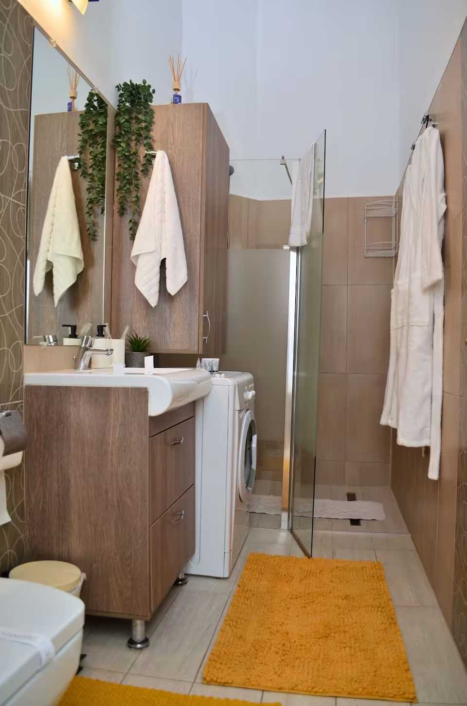 A bathroom with a white toilet and shower — apartment in Oradea