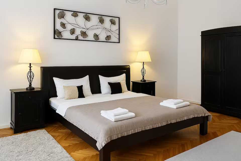A room with a bed and a lamp — apartment in Oradea