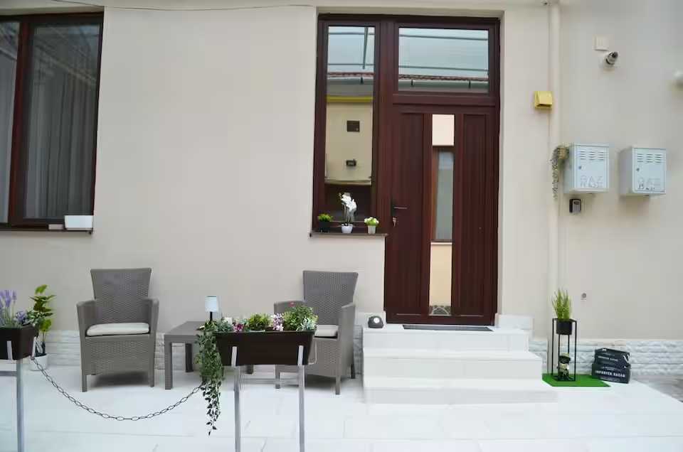 A living room with a sofa and a chair — apartment in Oradea