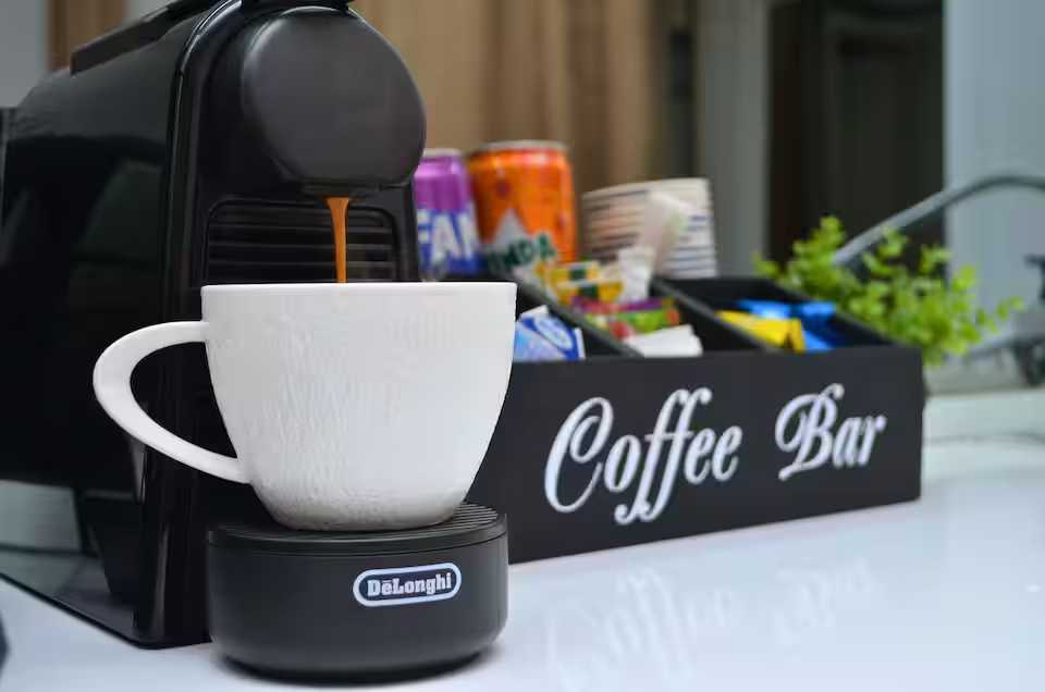 A bar with a coffee machine and a cup of coffee — apartment in Oradea