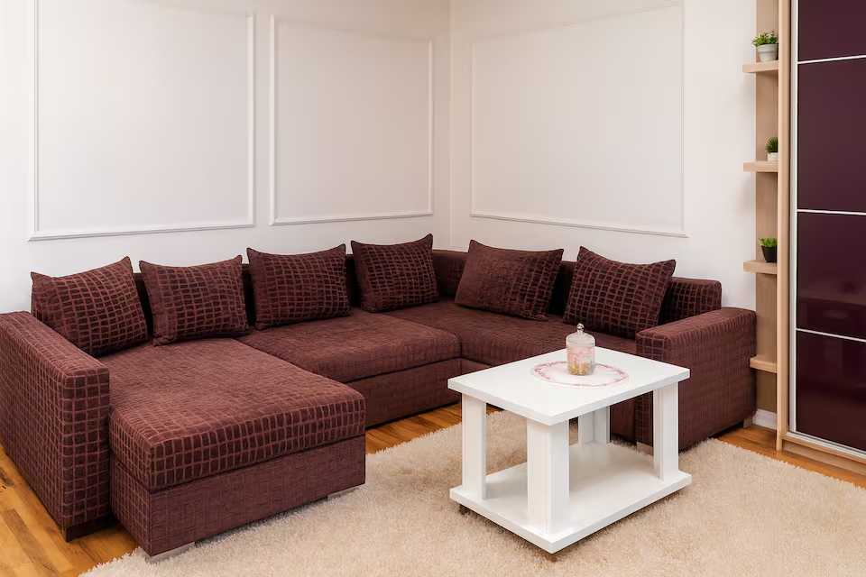 Living room with sofa and table — apartment in Oradea