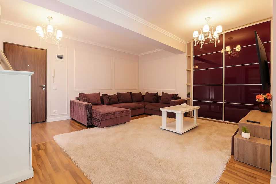Living room with sofa and table — apartment in Oradea