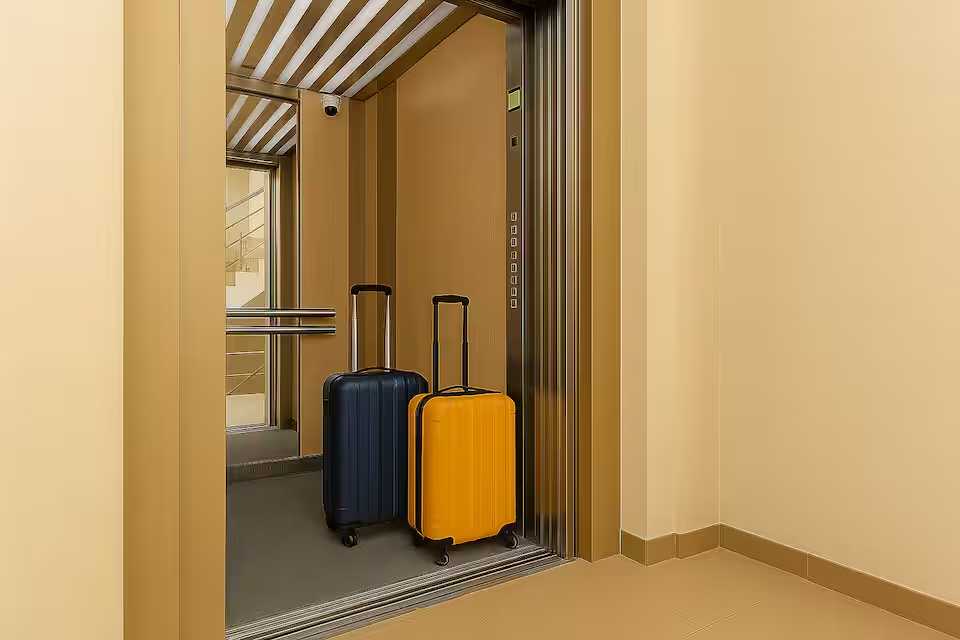 A room with a yellow suitcase and a blue suitcase — apartment in Oradea