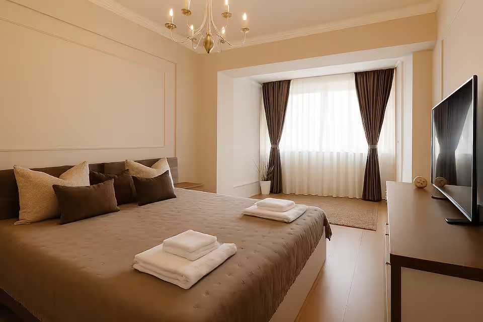Room with bed and window. — apartment in Oradea