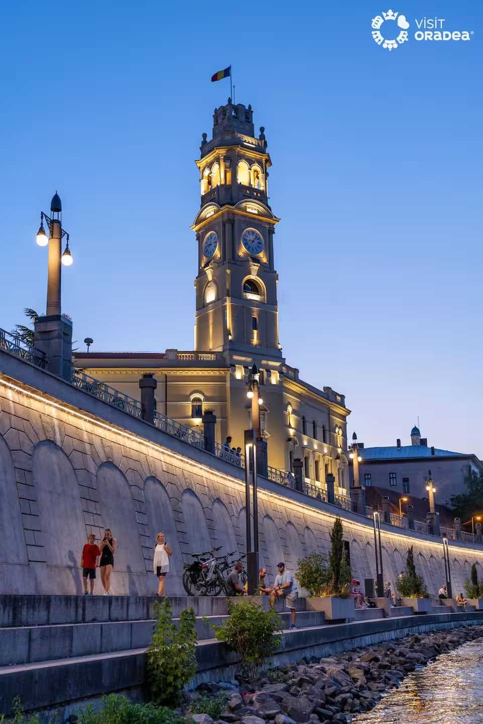 A hotel room with view of the clock tower — apartment in Oradea