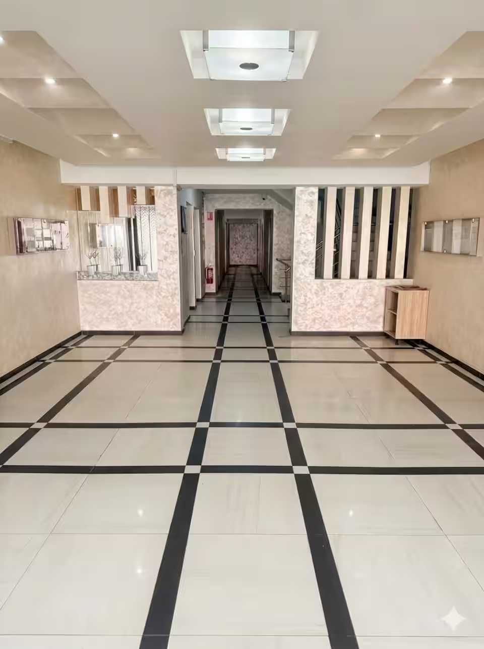 A hallway in a hotel — apartment in Oradea