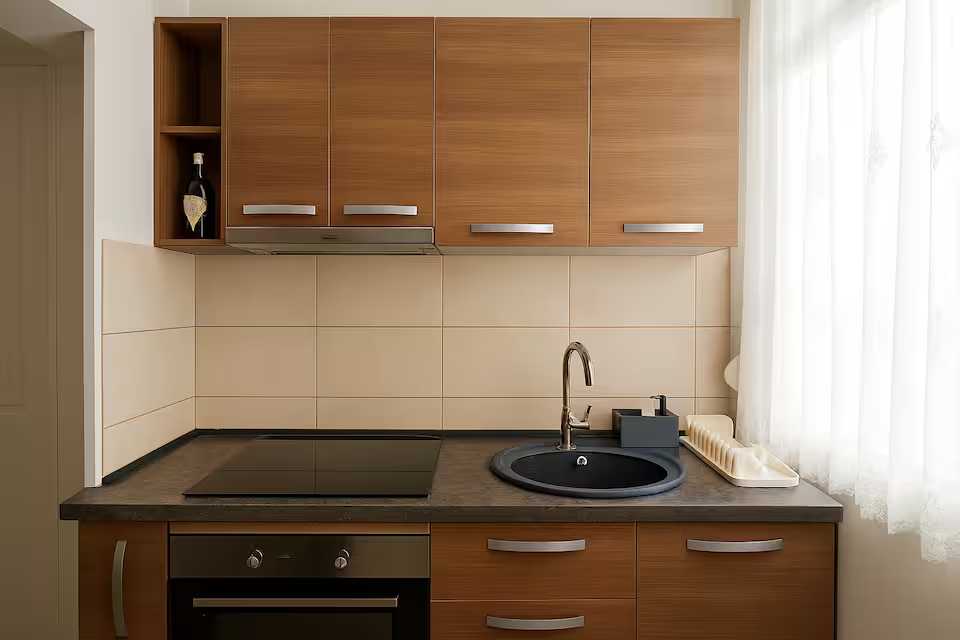A kitchen with a cup and a oven — apartment in Oradea