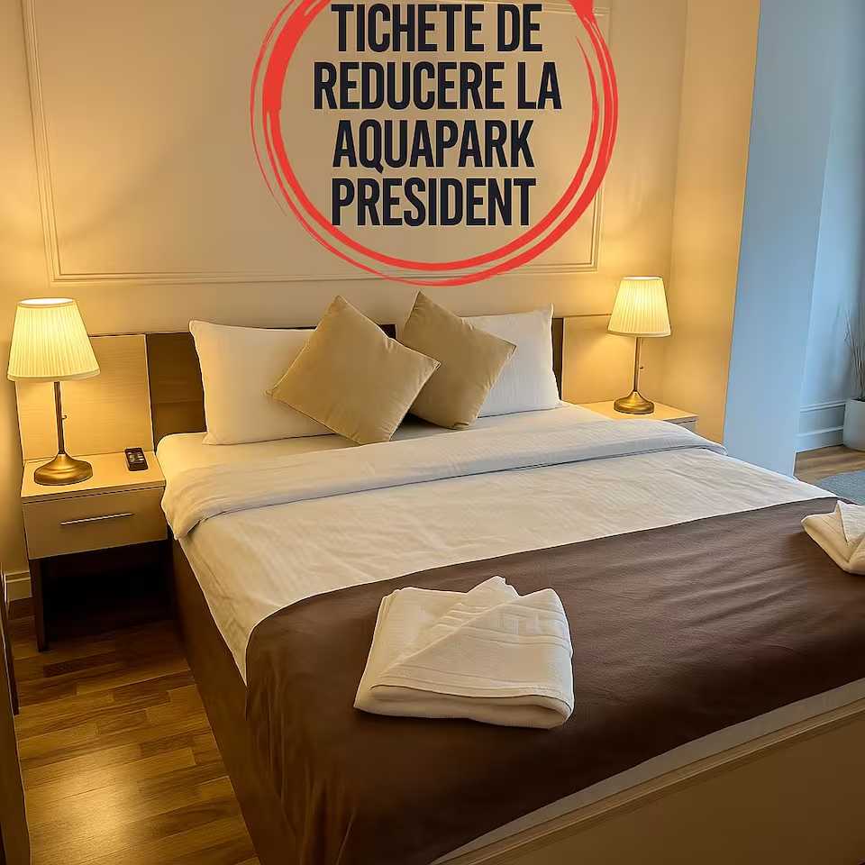 A room with a bed, a lamp and a window — apartment in Oradea